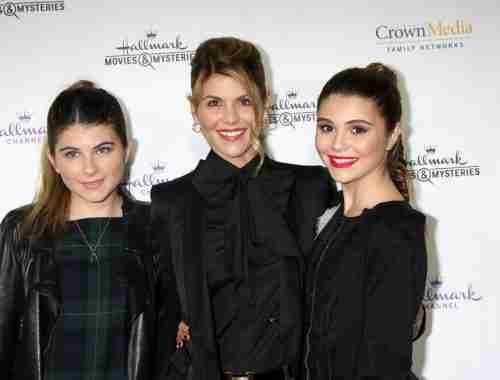 Lori Loughlin Will Fight Newest Charges In Court 7 Lori Loughlin