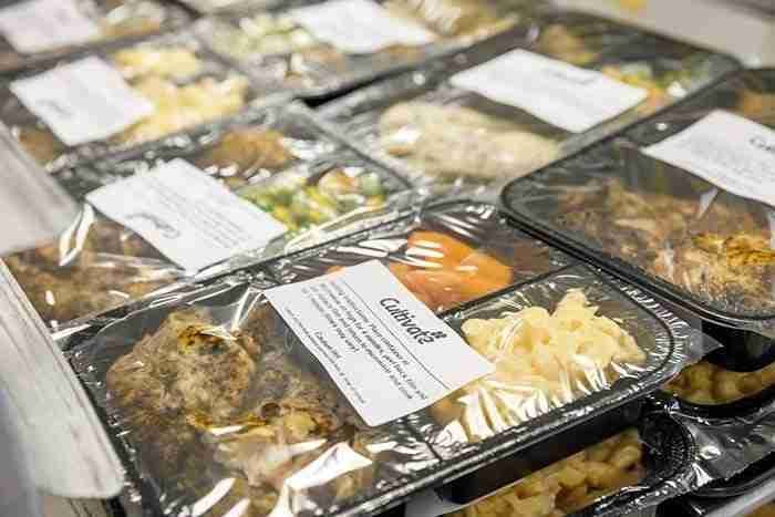 School Cafeteria Helps Kids In Need By Giving Them Leftover Lunch Food To Bring Home 1 School